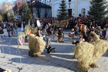 Spectacolul datinilor și obiceiurilor de iarnă a atras puzderie de lume în centrul Sucevei