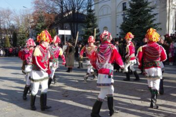 Spectacolul datinilor și obiceiurilor de iarnă din Bucovina a atras puzderie de lume în centrul Sucevei