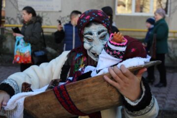 Spectacolul datinilor și obiceiurilor de iarnă din Bucovina a atras puzderie de lume în centrul Sucevei