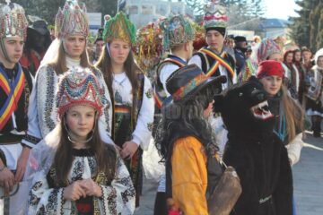 Spectacolul datinilor și obiceiurilor de iarnă din Bucovina a atras puzderie de lume în centrul Sucevei