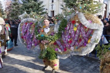 Spectacolul datinilor și obiceiurilor de iarnă din Bucovina a atras puzderie de lume în centrul Sucevei