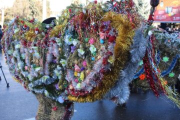 Spectacolul datinilor și obiceiurilor de iarnă din Bucovina a atras puzderie de lume în centrul Sucevei