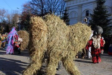 Spectacolul datinilor și obiceiurilor de iarnă din Bucovina a atras puzderie de lume în centrul Sucevei