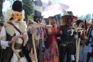 Spectacolul datinilor și obiceiurilor de iarnă din Bucovina a atras puzderie de lume în centrul Sucevei