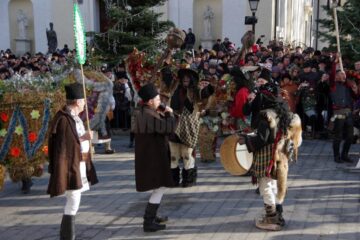 Spectacolul datinilor și obiceiurilor de iarnă din Bucovina a atras puzderie de lume în centrul Sucevei