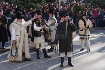 Spectacolul datinilor și obiceiurilor de iarnă din Bucovina a atras puzderie de lume în centrul Sucevei