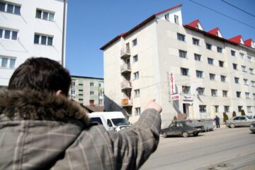 Tânăra a căzut de la etajul trei al hotelului Socim, din apropierea Gării Burdujeni