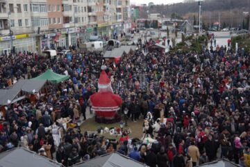 Spectacolul datinilor și obiceiurilor de iarnă din Bucovina a atras puzderie de lume în centrul Sucevei