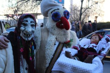 Spectacolul datinilor și obiceiurilor de iarnă din Bucovina a atras puzderie de lume în centrul Sucevei