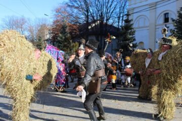 Spectacolul datinilor și obiceiurilor de iarnă din Bucovina a atras puzderie de lume în centrul Sucevei