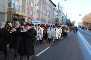 Spectacolul datinilor și obiceiurilor de iarnă din Bucovina a atras puzderie de lume în centrul Sucevei