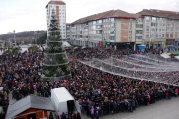 Puzderie de lume în centrul Sucevei, la Festivalului internațional de datini și obiceiuri de Anul Nou