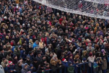 Spectacolul datinilor și obiceiurilor de iarnă din Bucovina a atras puzderie de lume în centrul Sucevei