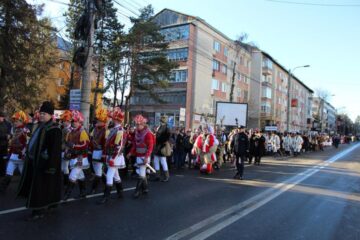 Parada obiceiurilor populare – „șarpele cu 3.000 de ochi” de pe străzile Sucevei