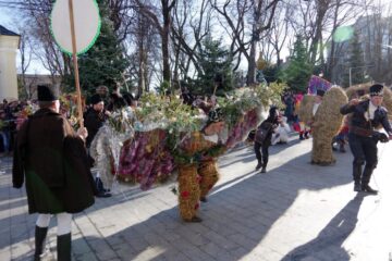 Spectacolul datinilor și obiceiurilor de iarnă din Bucovina a atras puzderie de lume în centrul Sucevei