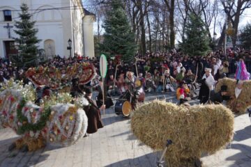Spectacolul datinilor și obiceiurilor de iarnă din Bucovina a atras puzderie de lume în centrul Sucevei