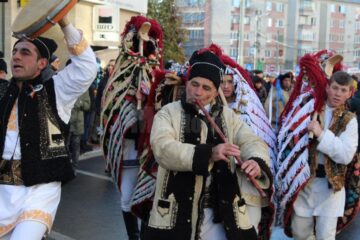 Spectacolul datinilor și obiceiurilor de iarnă din Bucovina a atras puzderie de lume în centrul Sucevei