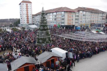 Spectacolul datinilor și obiceiurilor de iarnă din Bucovina a atras puzderie de lume în centrul Sucevei