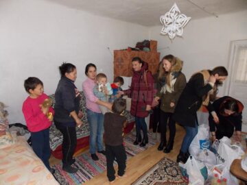 Acțiuni de voluntariat pentru oameni nevoiași, organizate de grupuri de elevi și studenți