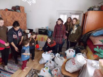 Acțiuni de voluntariat pentru oameni nevoiași, organizate de grupuri de elevi și studenți