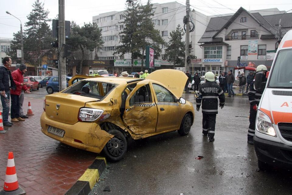 Doi bătrâni, pasageri într-un taxi, și-au pierdut viața într-un teribil accident petrecut în intersecția de la Nordic