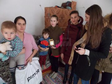 Acțiuni de voluntariat pentru oameni nevoiași, organizate de grupuri de elevi și studenți