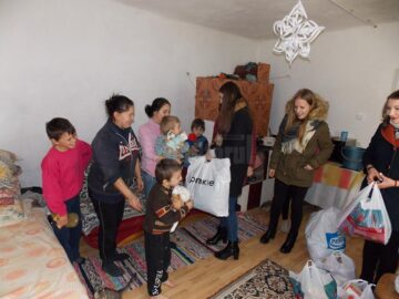Acțiuni de voluntariat pentru oameni nevoiași, organizate de grupuri de elevi și studenți