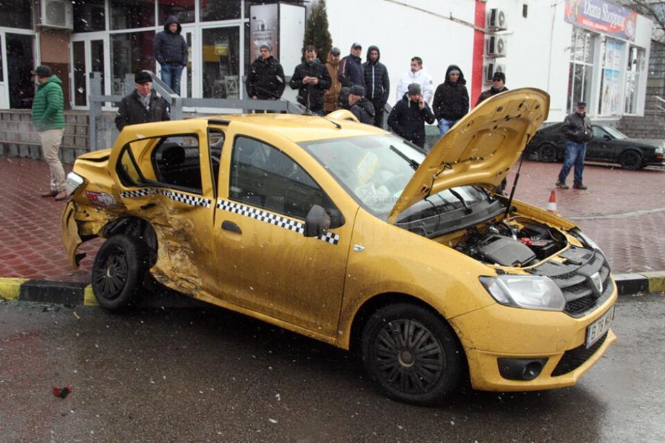 În urma impactului, bărbatul de 70 de ani a fost aruncat din mașină, iar cea care îl însoțea a rămas inconștientă pe bancheta din spate