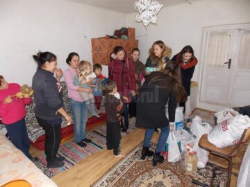Acțiuni de voluntariat pentru oameni nevoiași, organizate de grupuri de elevi și studenți