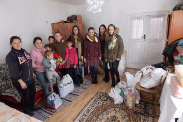 Acțiuni de voluntariat pentru oameni nevoiași, organizate de grupuri de elevi și studenți