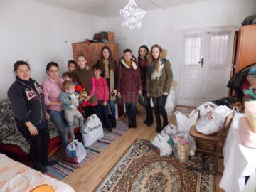 Acțiuni de voluntariat pentru oameni nevoiași, organizate de grupuri de elevi și studenți