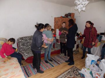 Acțiuni de voluntariat pentru oameni nevoiași, organizate de grupuri de elevi și studenți