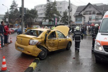 Taximetrul în care se aflau cei doi a fost izbit în plin și aruncat pe trotuar