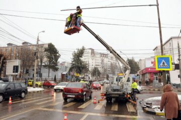 În timp de aproximativ șapte ore au fost montate toate cele cinci lămpi ale semafoarelor și cutiile de conexiune