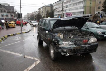 Autoturismul de teren a intrat în plin în portiera din dreapta spate a taximetrului