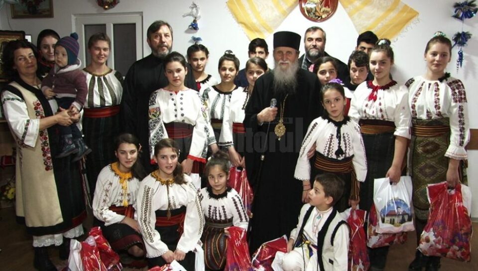 ÎPS Pimen și familia Saftiuc, în mijlocul copiilor din centrul social de la Dolhasca