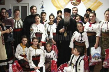 ÎPS Pimen și familia Saftiuc, în mijlocul copiilor din centrul social de la Dolhasca