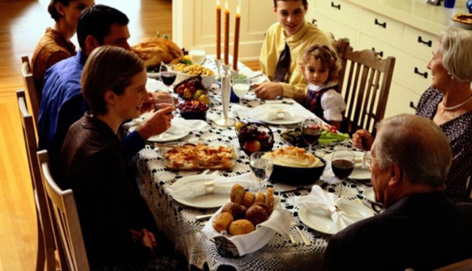 Aproape jumătate dintre români (48%) își vor petrece Revelionul acasă, cu familia, prietenii și rudele Aproape jumătate dintre români (48%) își vor petrece Revelionul acasă, cu familia, prietenii și rudele