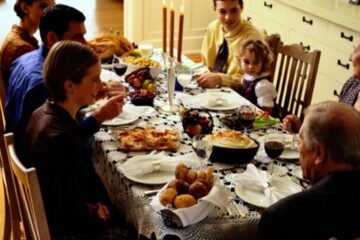 Aproape jumătate dintre români (48%) își vor petrece Revelionul acasă, cu familia, prietenii și rudele