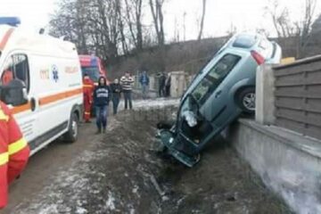 Un șofer a ajuns cu mașina cocoțată pe un gard, la Șcheia