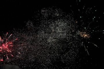 10.000 de suceveni au sărbătorit trecerea în 2017 urmărind un superb foc de artificii