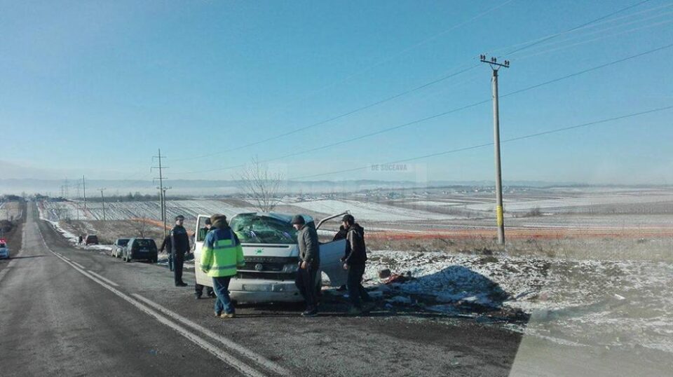 Mașina a lovit malul de pământ, s-a rotit în aer, și a revenit pe carosabil, în sensul invers deplasării