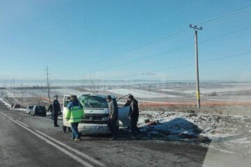 Mașina a lovit malul de pământ, s-a rotit în aer, și a revenit pe carosabil, în sensul invers deplasării