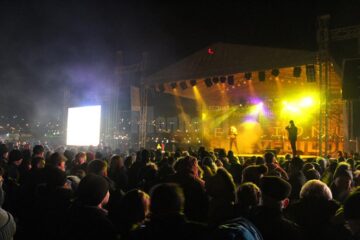 10.000 de suceveni au sărbătorit trecerea în 2017 urmărind un superb foc de artificii