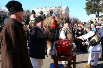 Urători la Primăria Fălticeni, pe 31 decembrie