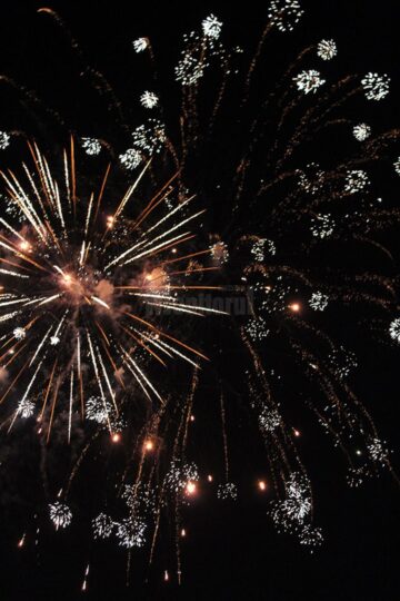 Spectaculos foc de artificii la Revelionul în aer liber
