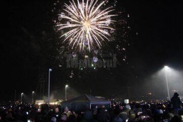 10.000 de suceveni au sărbătorit trecerea în 2017 urmărind un superb foc de artificii