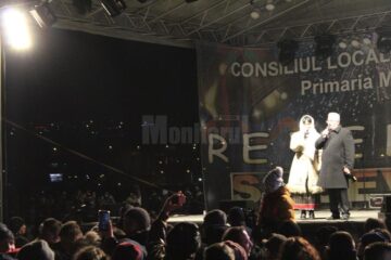 Primarul Ion Lungu și Cristina Gheorghiu, pe scenă, pentru tradiționala urare de "La mulți ani!"