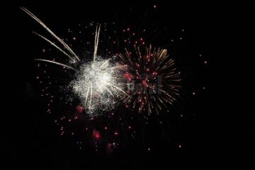 10.000 de suceveni au sărbătorit trecerea în 2017 urmărind un superb foc de artificii