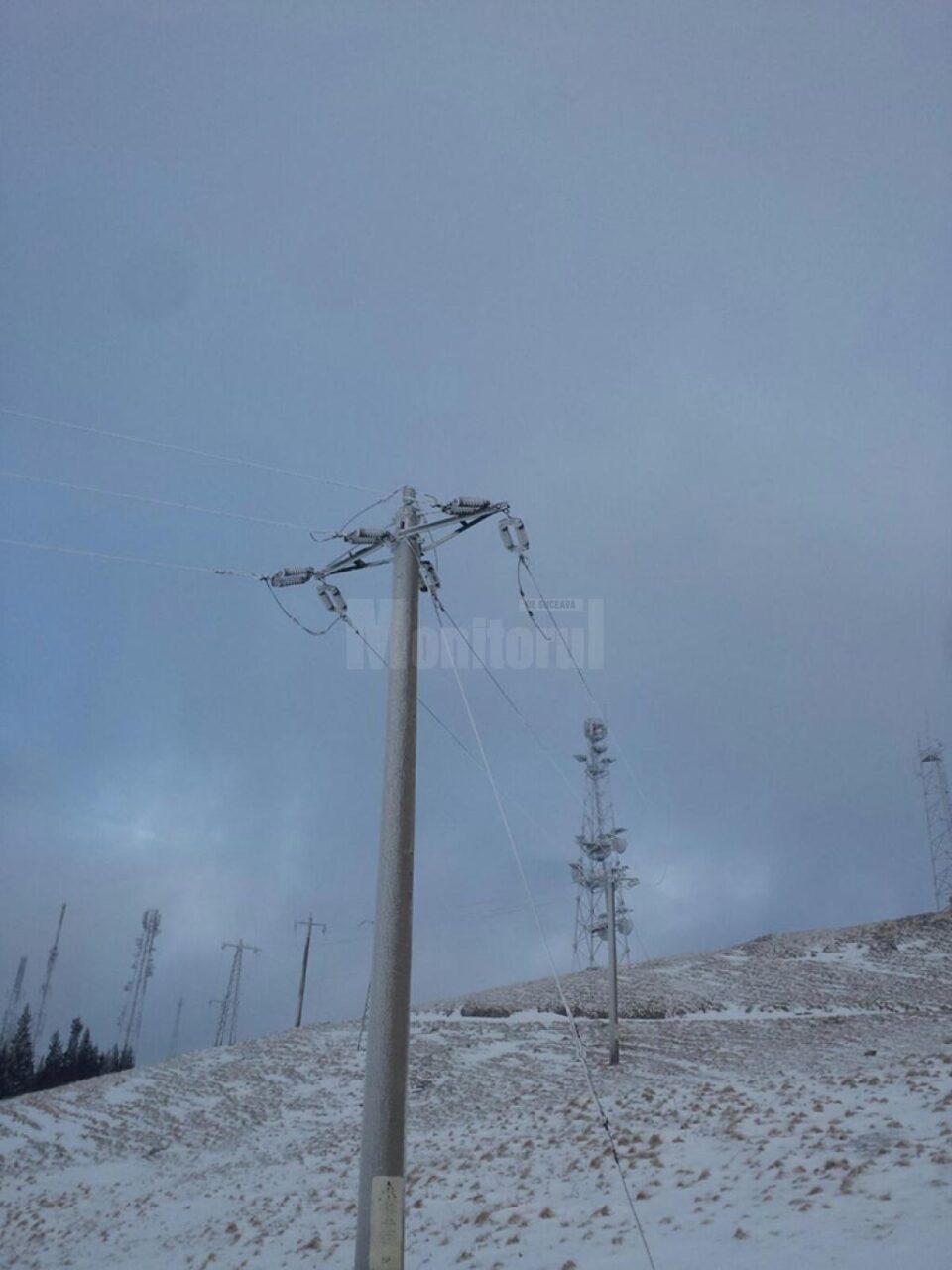 Vântul puternic a lăsat peste 5.000 de consumatori fără curent electric